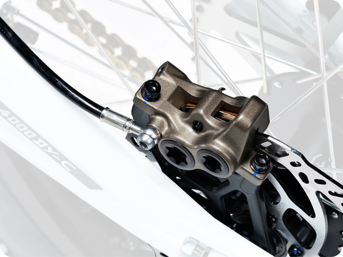 INTEGRATED FORGED OPPOSED FOUR-PISTON BRAKES